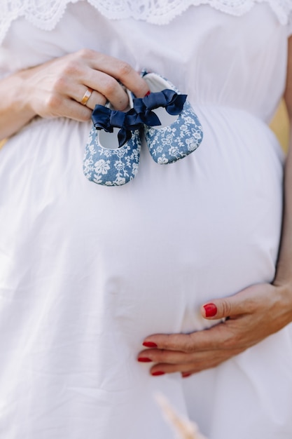 Maternità Bella donna incinta in autunno Foto di una gravidanza sana Aspettando il bambino