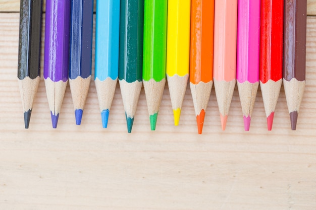 matita di colore su fondo di legno, concetto di artista di scuola di bambini colorati.