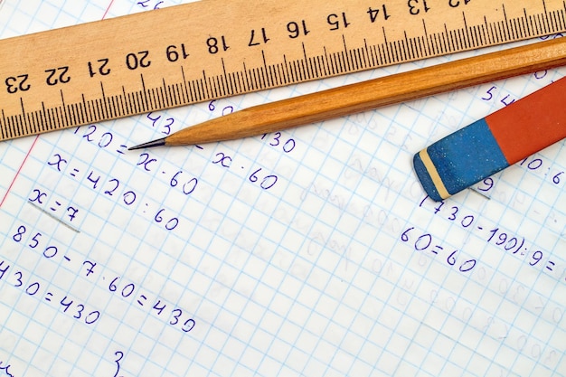 Matita e gomma sullo sfondo del quaderno degli studenti