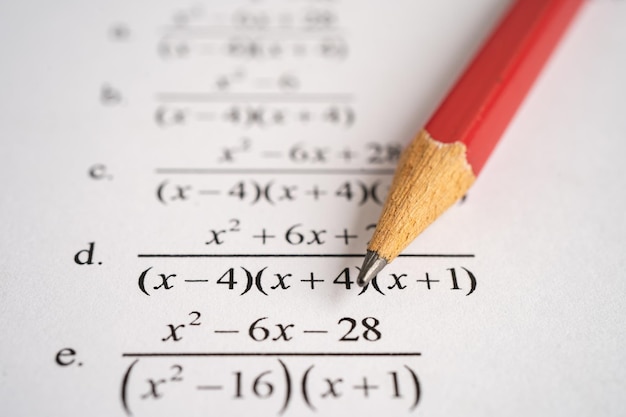 Matita su carta di prova per esercizi con formula matematica nella scuola di istruzione