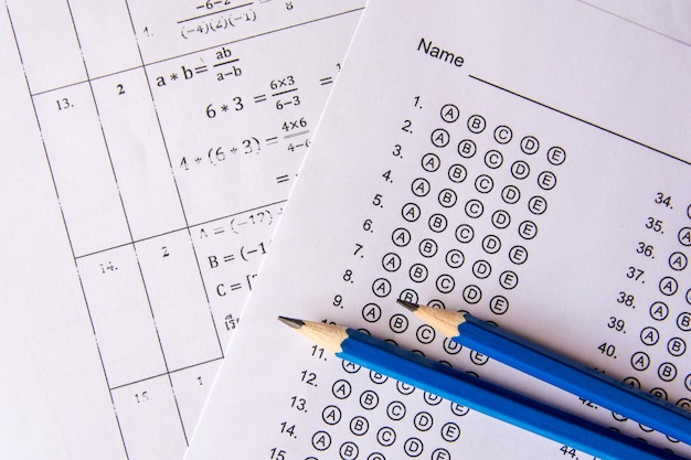 Matita su fogli di risposta o modulo di test standardizzato con risposte gorgogliate. foglio di risposta a scelta multipla