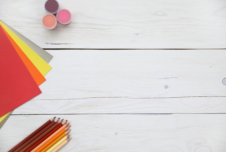 Matite colorate, accessori per il disegno di superfici in carta e legno, layout