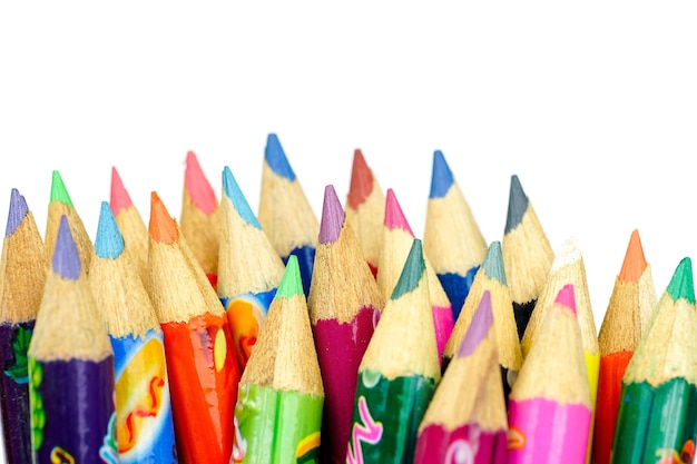 Matite colorate su sfondo biancoIl disegno fornisce molte matite colorate differenti