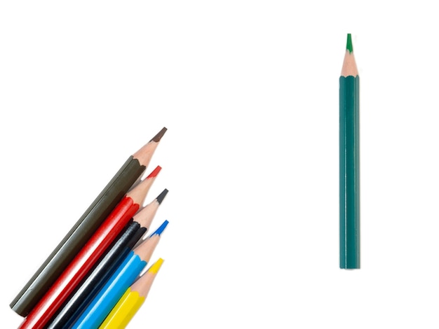 Matite corte colorate Le matite di legno sono disposte su uno sfondo bianco