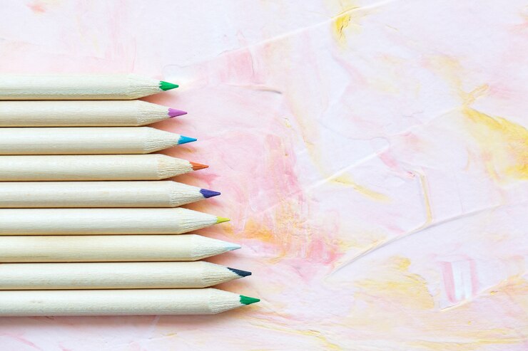 Foto matite multicolori su sfondo rosa