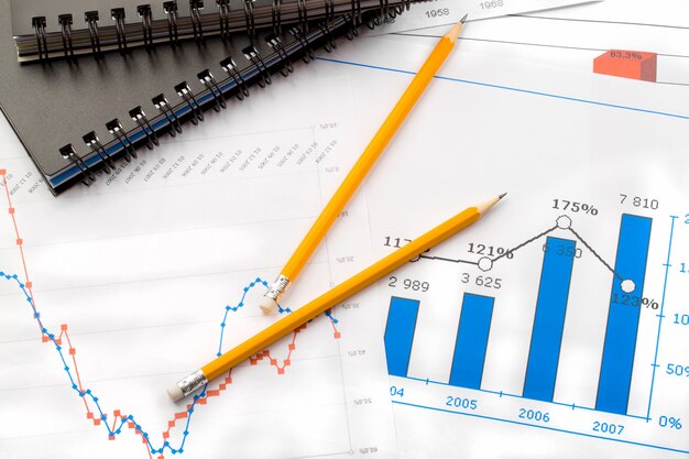 Matite su grafici e diagramma in ufficio