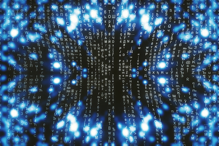 Foto matrice blu digitale. cyberspace astratto. i personaggi cadono. matrice dal flusso di simboli. progettazione di realtà virtuale. pirateria informatica complessa. ciano scintille digitali.
