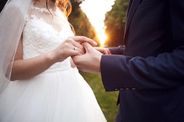 Matrimonio al tramonto nel parco