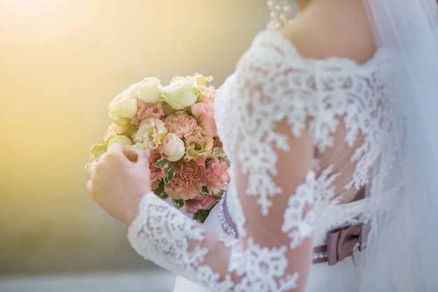 Matrimonio Bellissimo bouquet da sposa di fiori diversi nelle mani della sposa