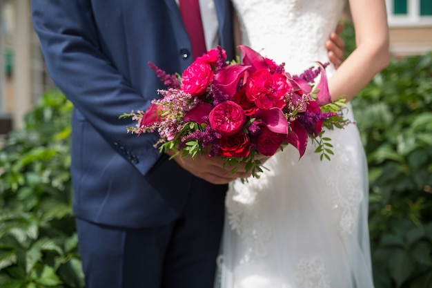 Matrimonio Bellissimo bouquet da sposa di fiori diversi nelle mani della sposa