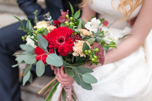 Matrimonio bouquet di fiori tra cui iperico rosso