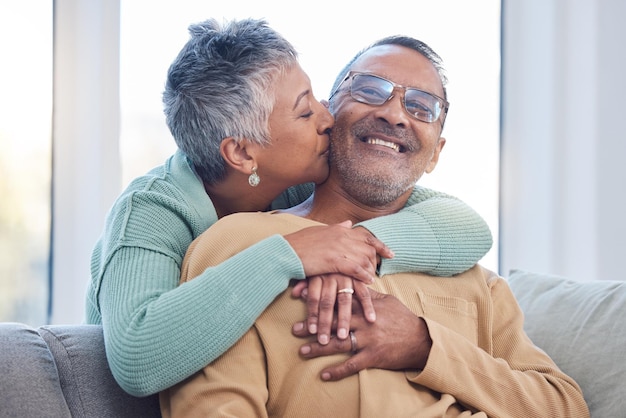 Matrimonio con coppia abbraccio e bacio con amore e impegno tempo di qualità insieme a casa e fiducia nella relazione Cura del partner felice e forte legame sposato donna anziana e uomo con romanticismo