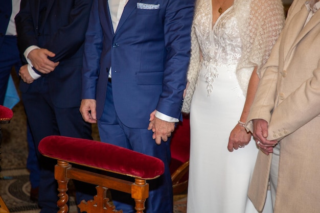 Matrimonio coppia di sposi durante la cerimonia del matrimonio religioso con i loro testimoni