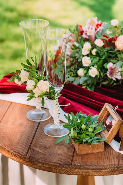 Matrimonio decorato bicchieri di vino sul tavolo