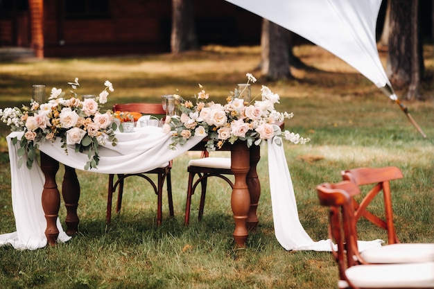 Matrimonio decorazioni per la tavola con fiori sul tavolo nel castello, decorazioni da tavola per la cena a lume di candela.
