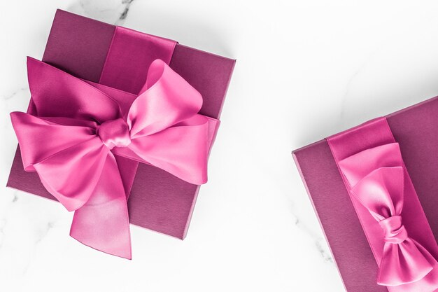 Matrimonio di compleanno e concetto di branding femminile scatola regalo rosa con fiocco di seta su sfondo di marmo regalo per baby shower ragazza e regalo di moda glamour per design artistico flatlay di vacanza di marca di bellezza di lusso