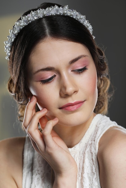 Matrimonio di lusso di gioielli e concetto di persone giovane sposa con uno splendido diadema tra i capelli