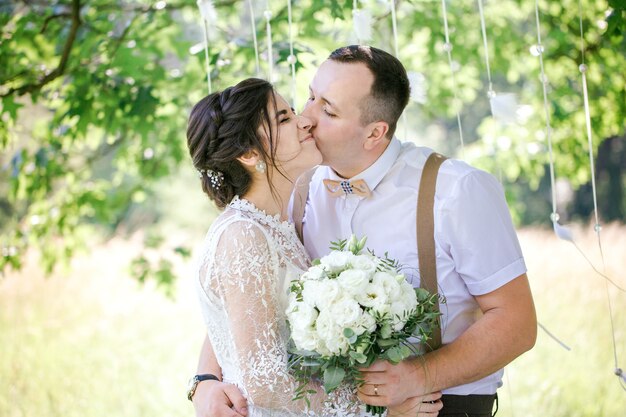 Matrimonio di una giovane bella coppia in stile vintage