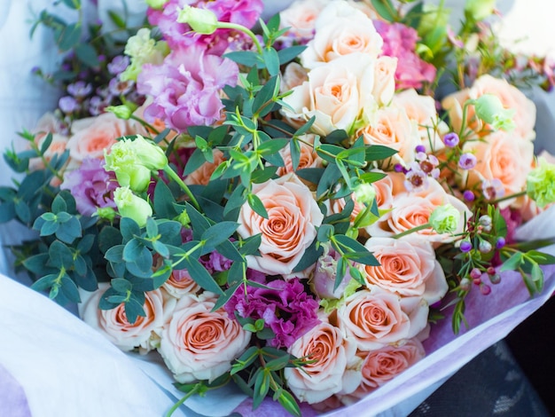 Matrimonio fiori bouquet nuziale closeup Decorazione fatta di rose piselli lascia fuoco selettivo primo piano