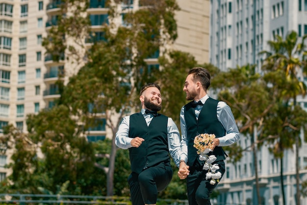 Matrimonio gay coppia di matrimonio gay lgbt che ha un momento romantico insieme dopo il concetto di cerimonia di matrimonio