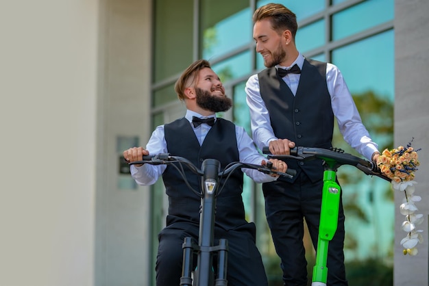 Matrimonio gay street stile urbano Omosessualità matrimonio samesex e uomini amano il concetto Gay su scooter vicino alla città