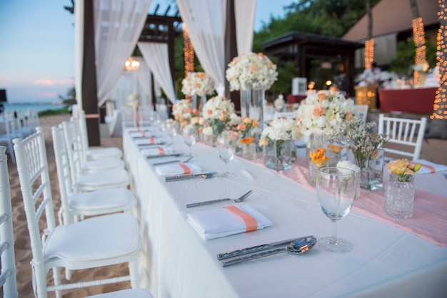 matrimonio L&#39;elegante tavolo da pranzo sulla spiaggia