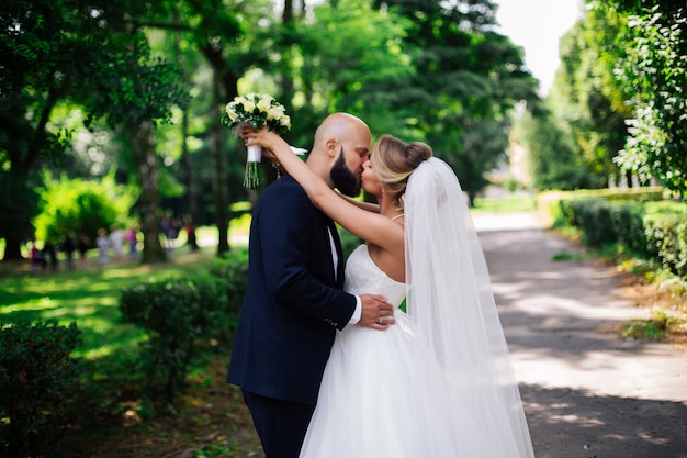 Matrimonio meraviglioso in una giornata di sole bella coppia