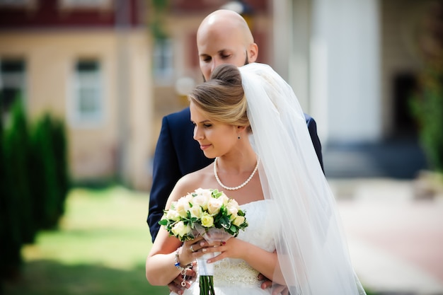 Matrimonio meraviglioso in una giornata di sole bella coppia