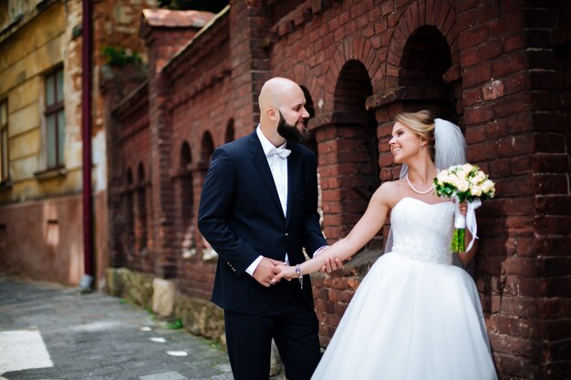 Matrimonio meraviglioso in una giornata di sole bella coppia