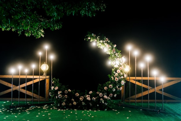 Matrimonio notturno con molte luci, candele, lanterne