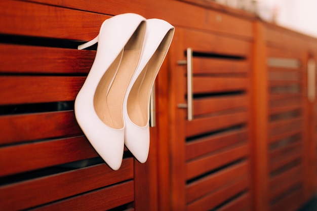 Matrimonio scarpe da sposa su legno