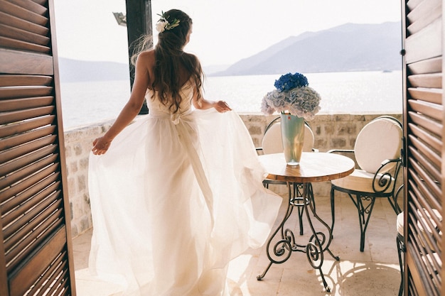 Matrimonio sposa con bouquet in hotel con vista mare Matrimonio di lusso