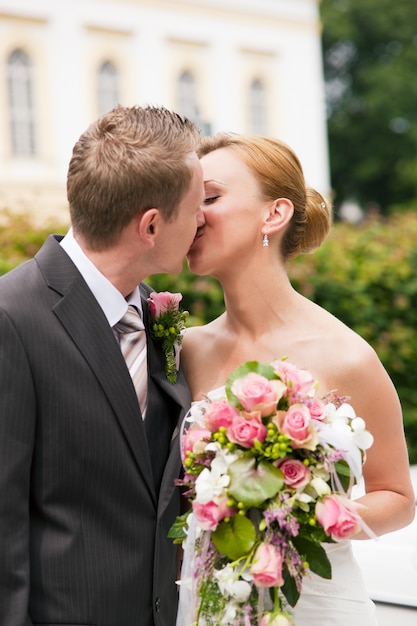 Matrimonio - sposa e sposo nel parco