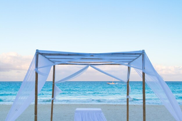 Matrimonio sulla spiaggia in un resort di vacanza in Messico.