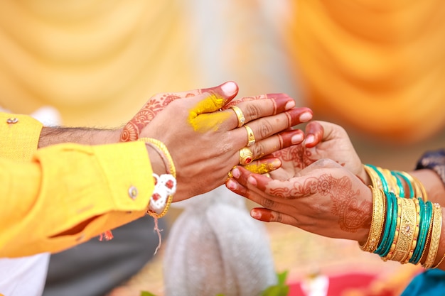 Matrimonio tradizionale indiano: cerimonia haldi della mano dello sposo