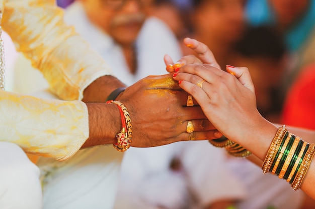 Matrimonio tradizionale indiano sposo mano nella cerimonia haldi