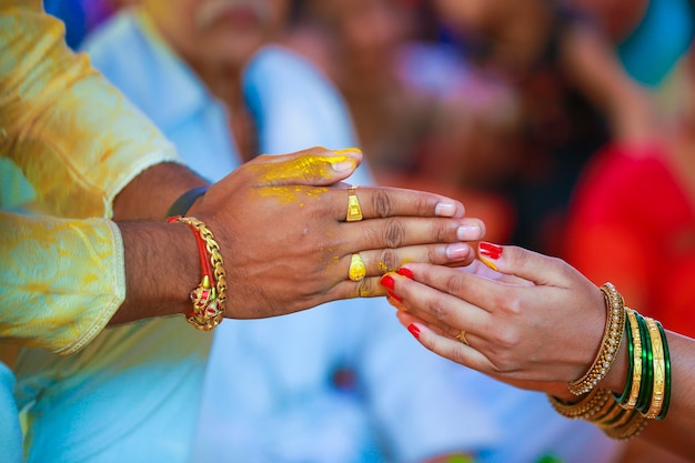 Matrimonio tradizionale indiano sposo mano nella cerimonia haldi