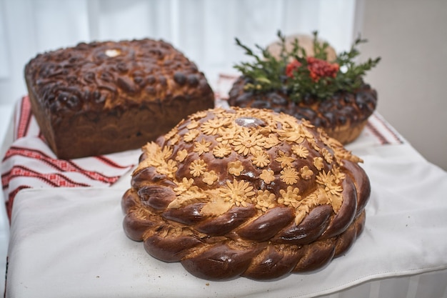 Matrimonio tradizionale pane ucraino Korovai con fiori