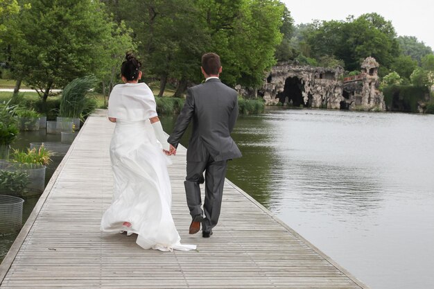 Matrimonio vicino al lago