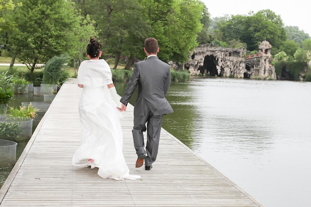 Matrimonio vicino al lago