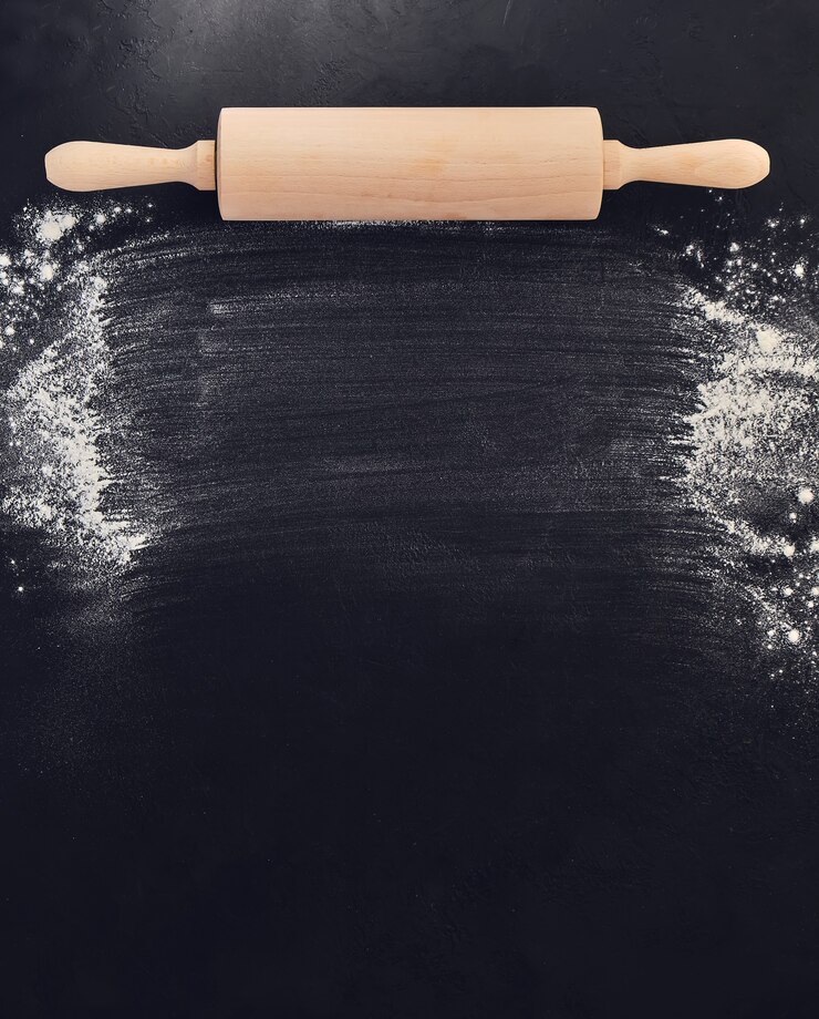 Mattarello di legno e farina