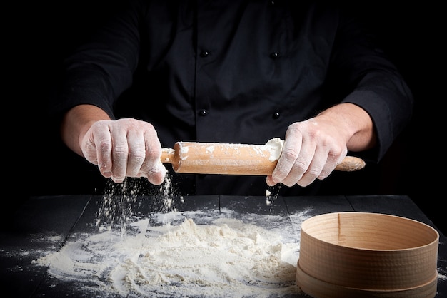 Mattarello in legno nelle mani degli uomini