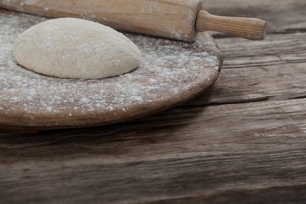 Matterello con pasta per pizza e farina sul tagliere