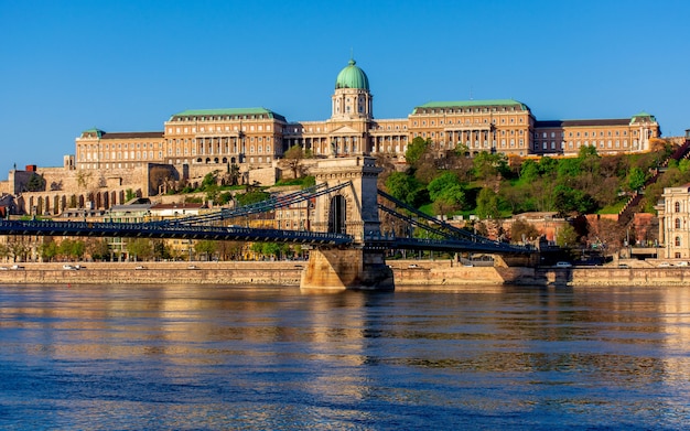 Mattina a Budapest, Ponte delle Catene sullo sfondo della Fortezza di Buda, riflessa nell'acqua, paesaggio urbano