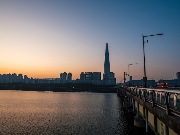 Mattina a Seoul, bellissima alba dietro i grattacieli e la torre.