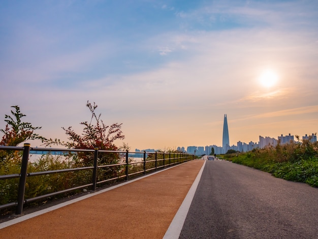 Mattina a Seoul, parco vicino al fiume e torre dietro