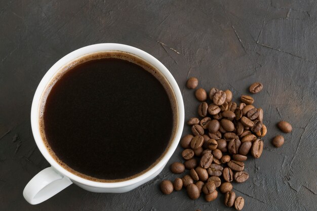 Mattina caffè corroborante in una tazza bianca