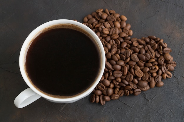 Mattina caffè corroborante in una tazza bianca