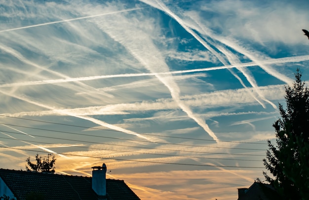 Mattina cielo blu sopra la città