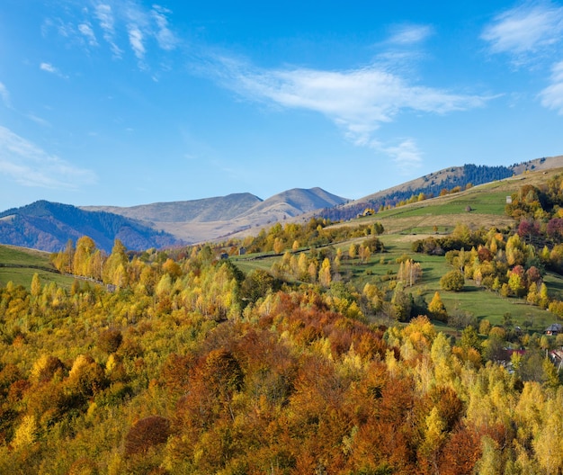 Mattina d'autunno i Carpazi calmano la scena pittoresca Ucraina Tranquillo viaggio stagionale natura e campagna concetto di bellezza scena